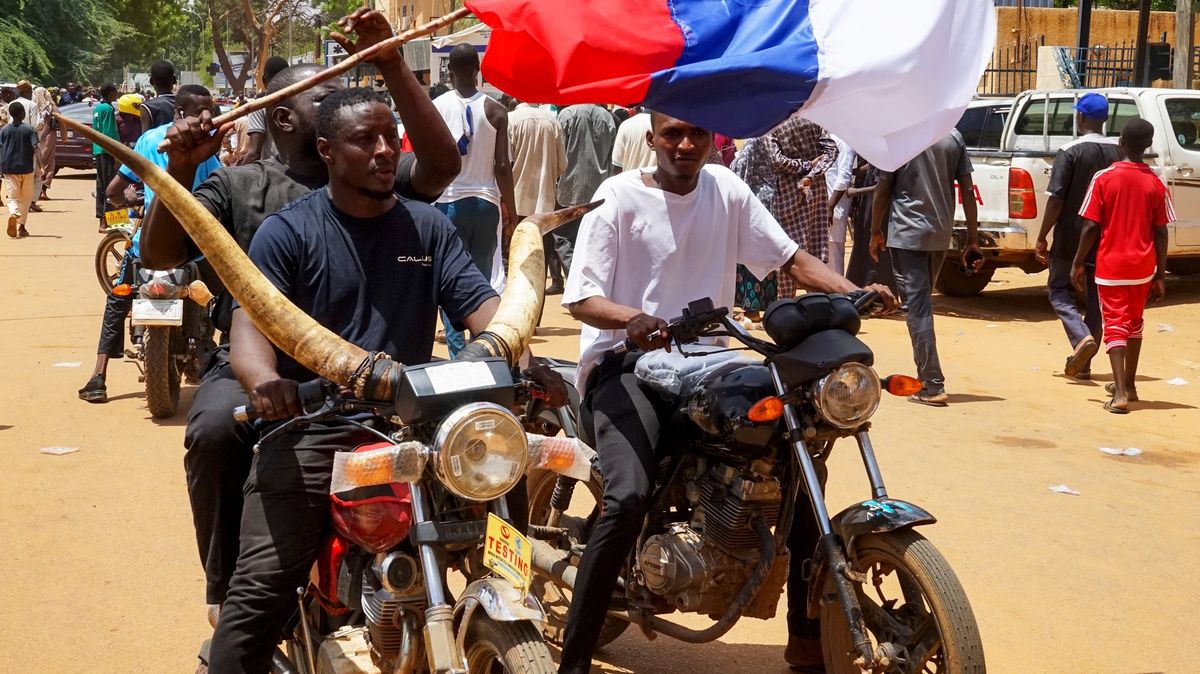 Poslední bašta Západu padá. Puč v Nigeru ohrozí evropské jádro, říká expert